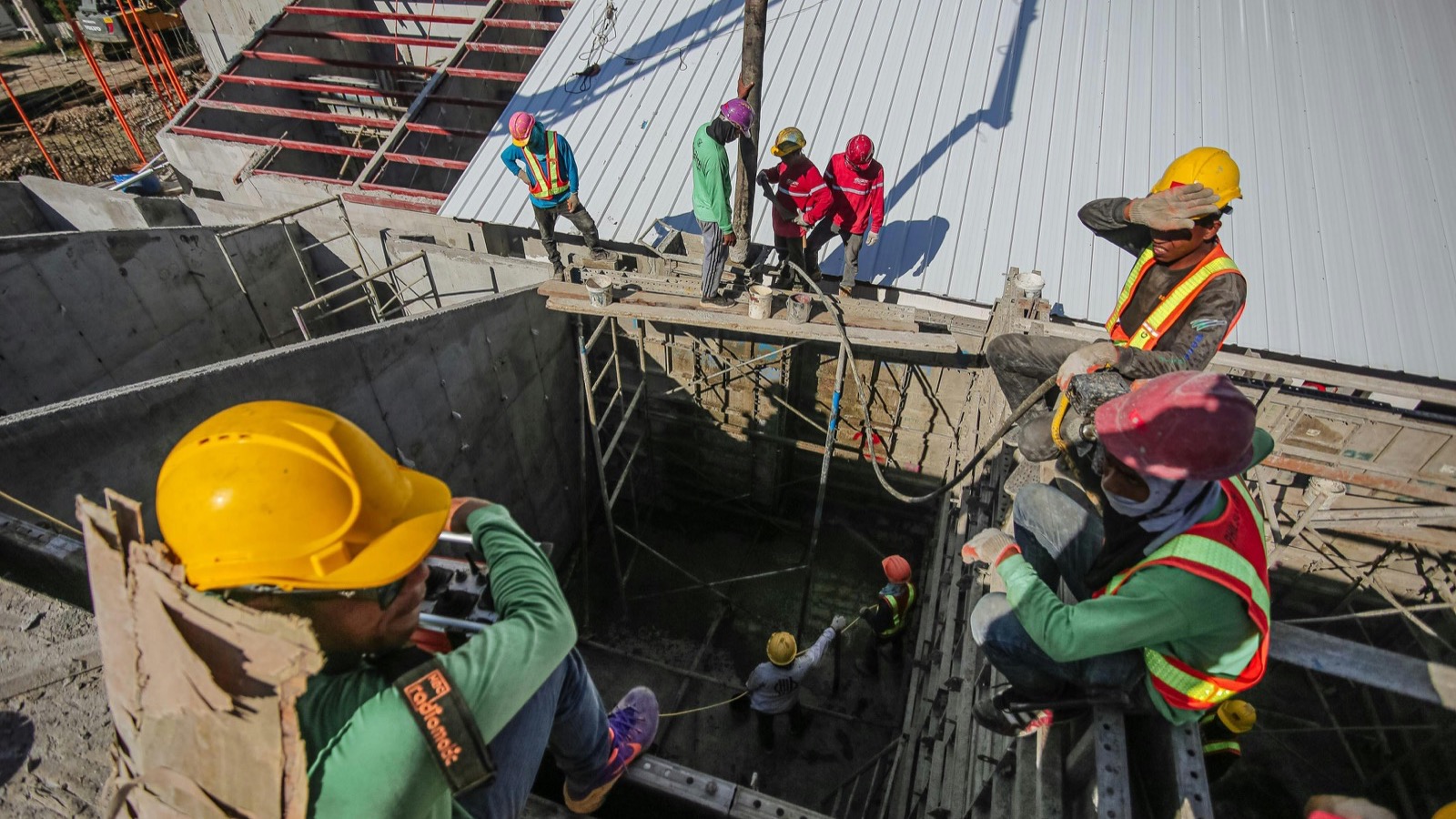Quoto Build's automated analysis of a live jobsite: workers, PPE, the crew on deck, and the concrete pour detected.